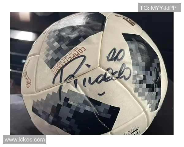 球星亲手送出签名足球惊喜视频，粉丝热泪盈眶感动瞬间尽收眼底